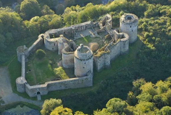CHÂTEAU DE TONQUÉDEC